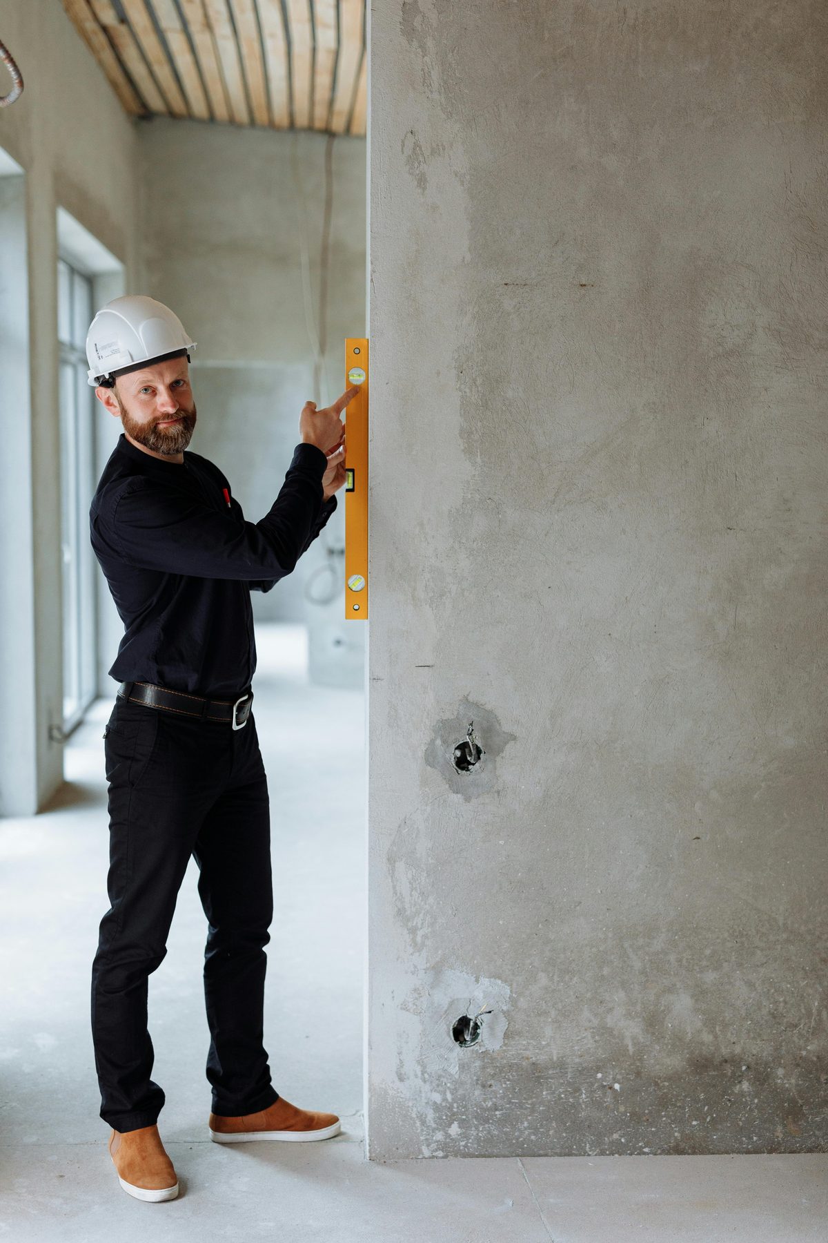 Stukadoor controleert wand met waterpas